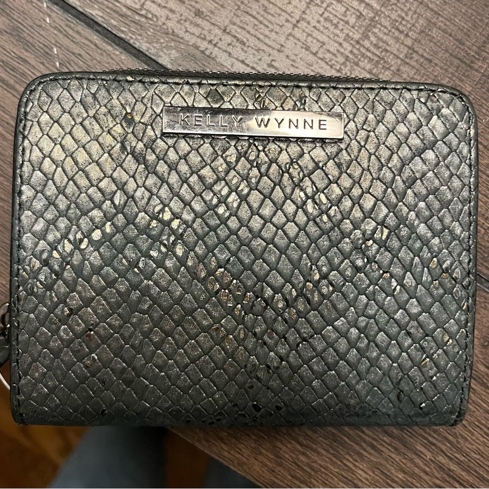 Kelly Wynne wallet